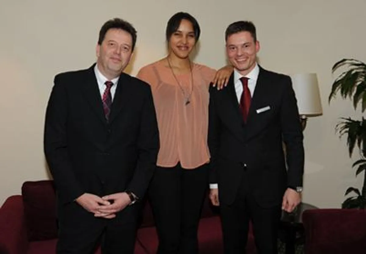 Hansjörg Hefel (General Manager), Cassandra Steen & Felix Hiller (Director Sales/Marketing) bei der Eröffnung