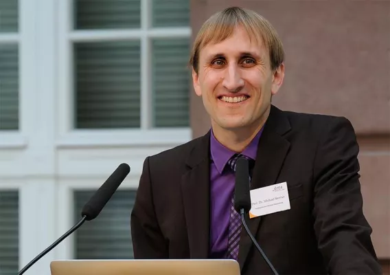 Bild: "Diesel-Gipfel": Prof. Dr. Sterner von der OTH Regensburg ist in Expertengruppe berufen worden