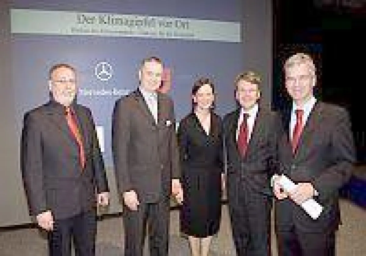 Bild von li. : Günter Benik, Unternehmensgruppe Energieteam, Lichtenau, Helmut Diegel, Regierungspräsident Arnsberg, Dorothee Schenten, BVMW, Dortmund, Prof. Dr. Herbert Kohler, Daimller AG, Untertürk
