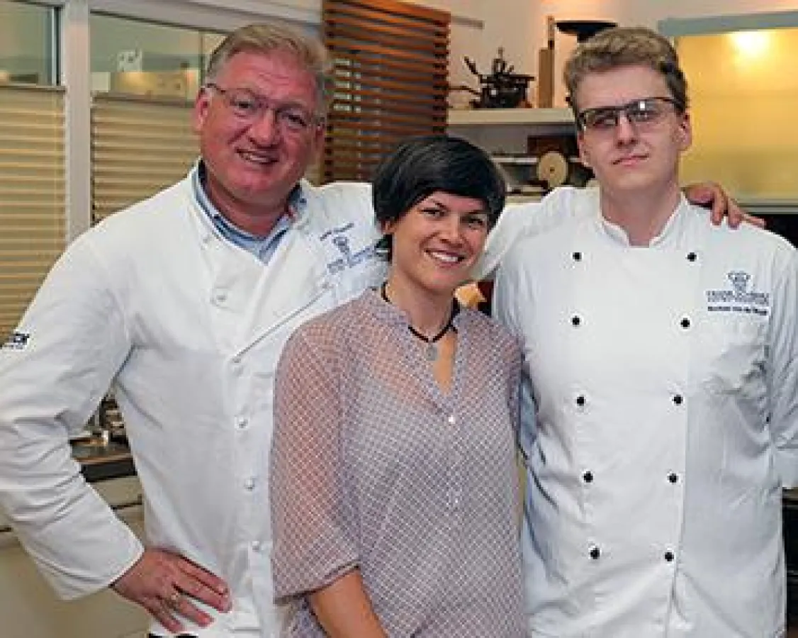 Frank Schwarz (l.) und Silvia Borghorst gratulieren Norman von der Weydt zur bestandenen Prüfung.