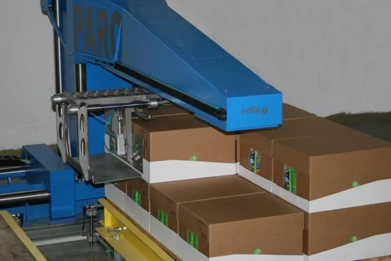 Palettierroboter PARO in neuem Design - roTeg stellt auf Interpack verbessertes Palettiersystem vor Bild: Palettierroboter PARO in neuem Design - roTeg stellt auf Interpack verbessertes Palettiersystem vor