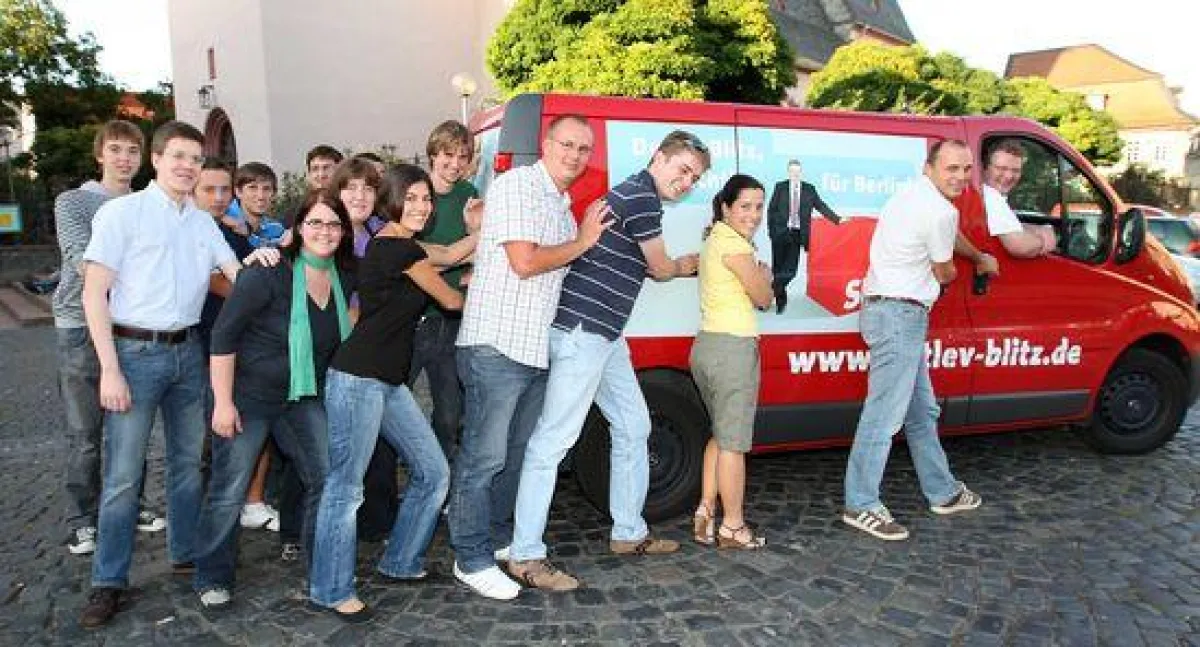Bereit anzupacken: Junge Menschen engagieren sich im Wahlkampf für Bundestagskandidat Detlev Blitz. Foto: Rolf Wilkes