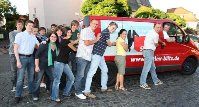 Bild: Junge Menschen unterstützen Bundestagskandidat Detlev Blitz