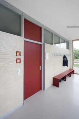 Bild: Broschüre „feco Systemtrennwände machen Schule“ erhältlich