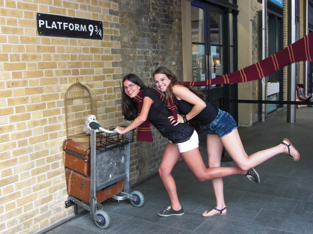 Das Tor zur Zauberwelt: Gleis 9 3/4 in King's Cross - Jugendreise Harry Potter nach London mit Zebra