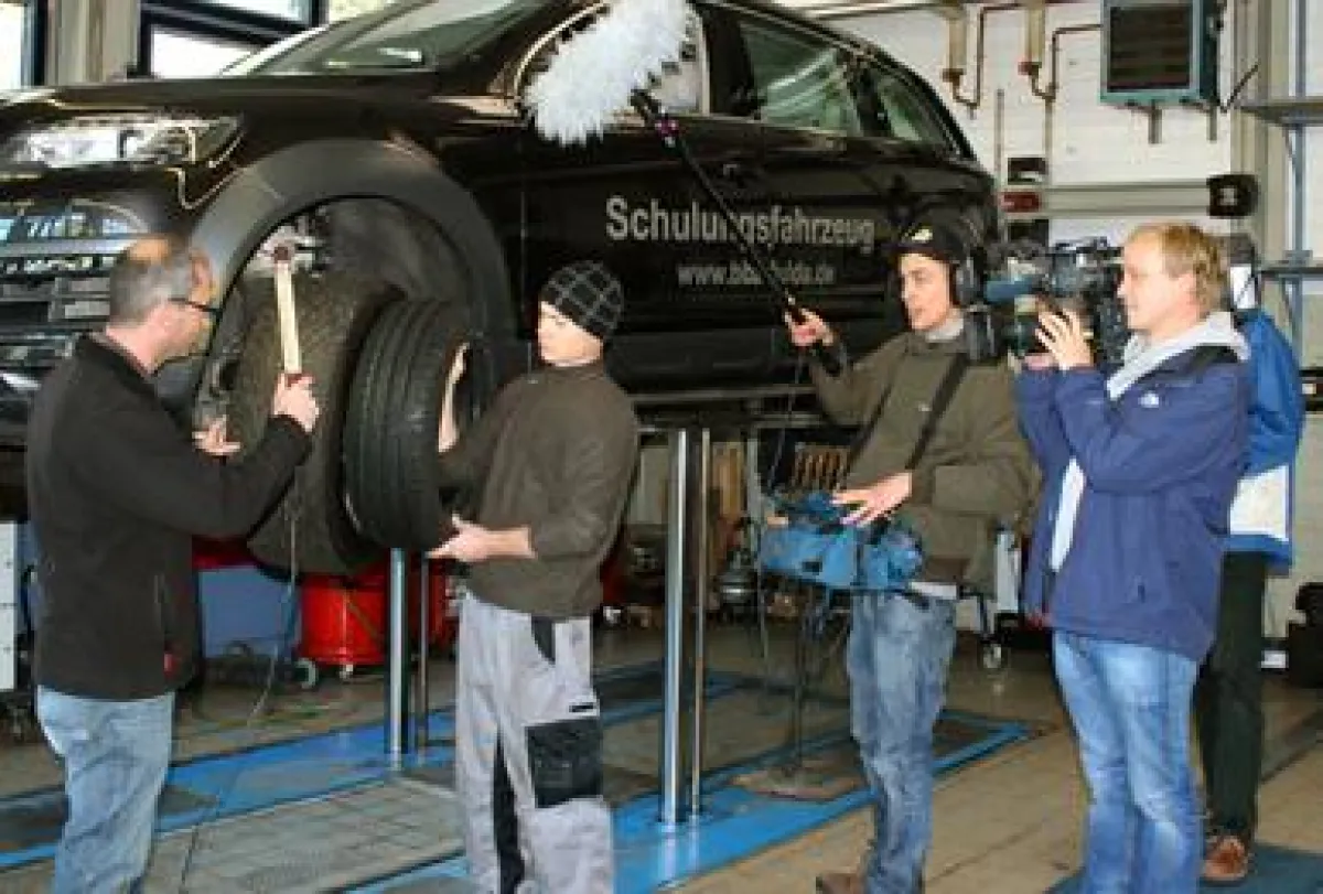 Film-Team des Hessischen Rundfunks in der BBZ Fahrzeugtechnik Werkstatt