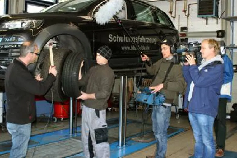 Bild: Film-Team im BBZ Fulda - Fernsehbeitrag über spritsparendes Fahren