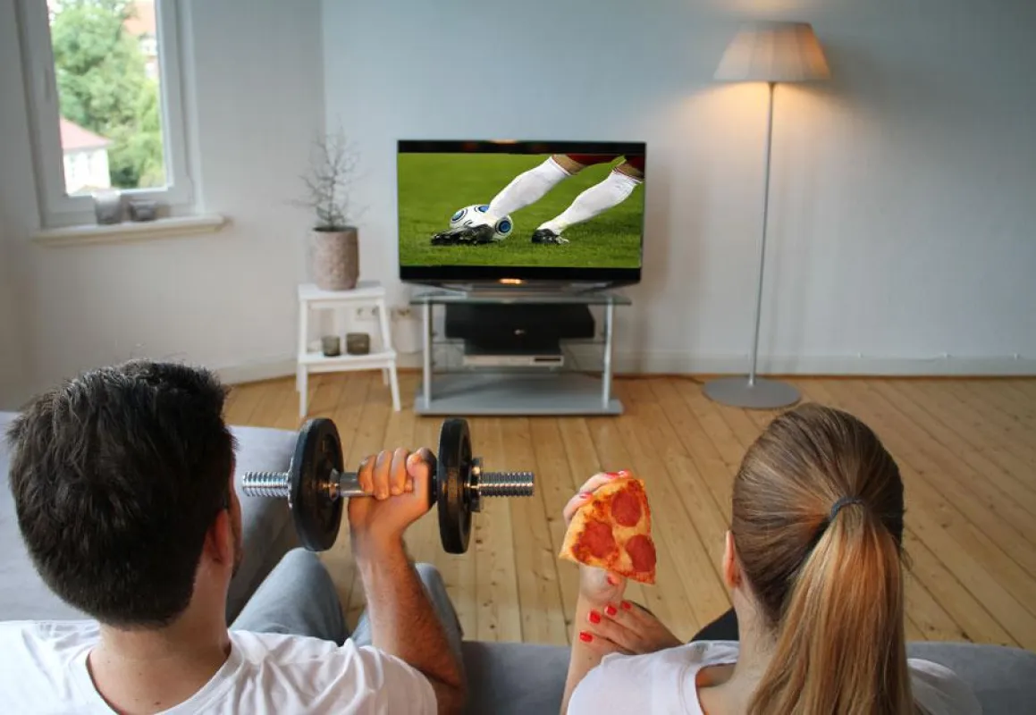 Fitness und Fernsehen lässt sich gut kombinieren.