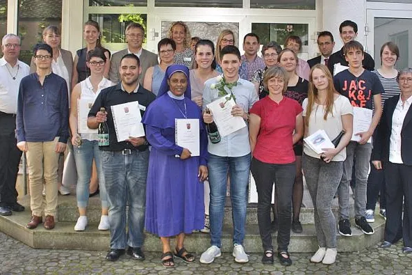 Elf Schüler haben nach dreijähriger Ausbildung ihr Examen erfolgreich bestanden Bild: Elf Schüler haben nach dreijähriger Ausbildung ihr Examen erfolgreich bestanden