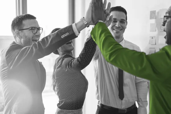 Bild: Zukunftsorientiert in den Sommer: Across modernisiert die Organisation und stellt sich neu auf