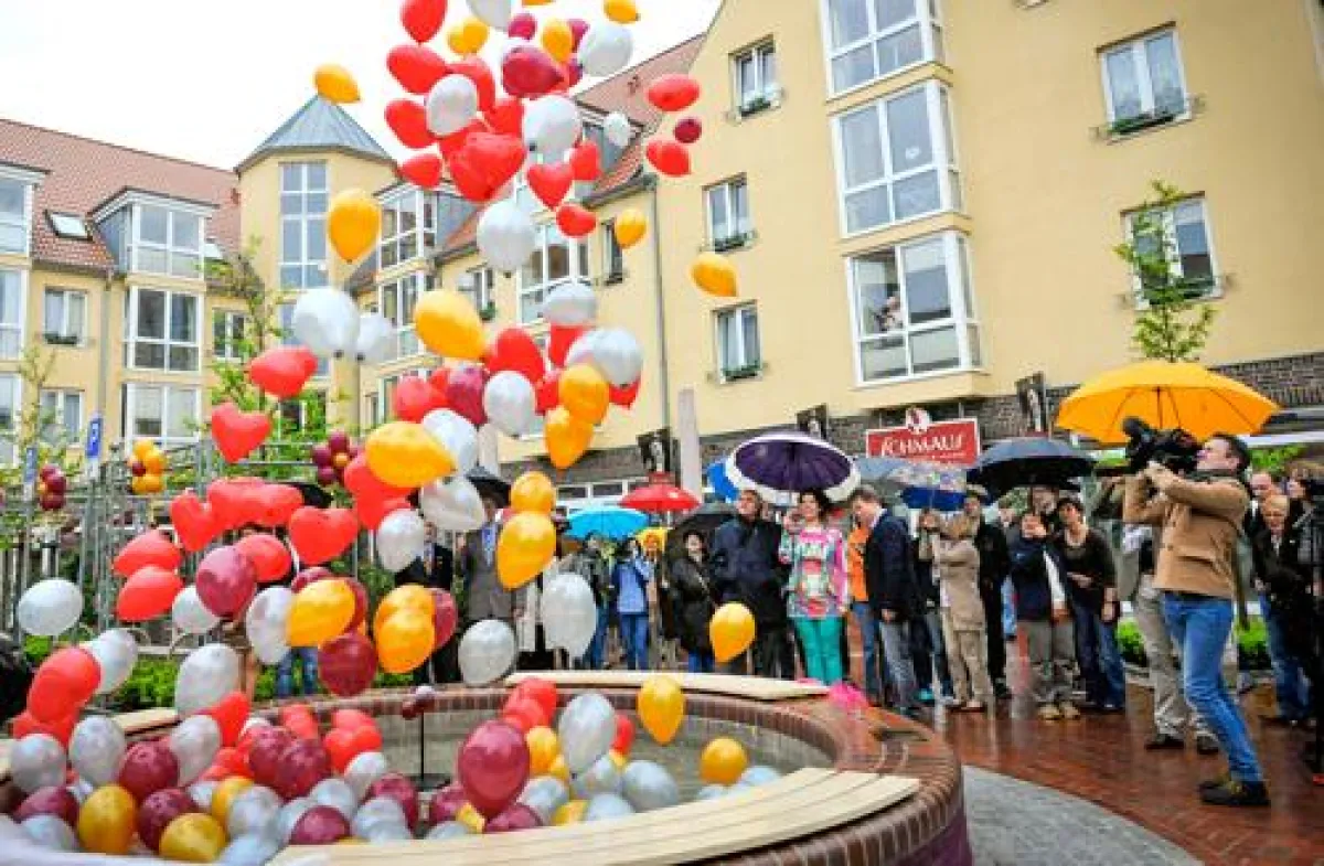 Brunnenenthüllung in Cuxhaven: Der Schmaus-Brunnen ist eröffnet