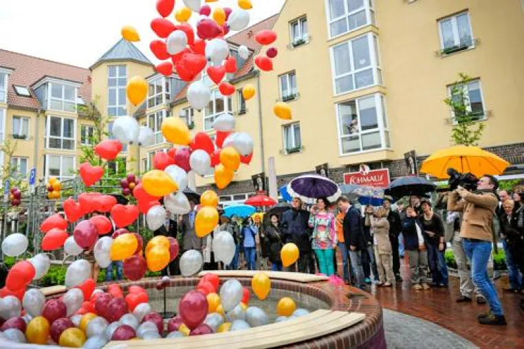 Bild: Schmaus-Brunnen sprudelt in Cuxhaven - Städtebauliches Engagement von Schmaus Restaurant und NordseePflege