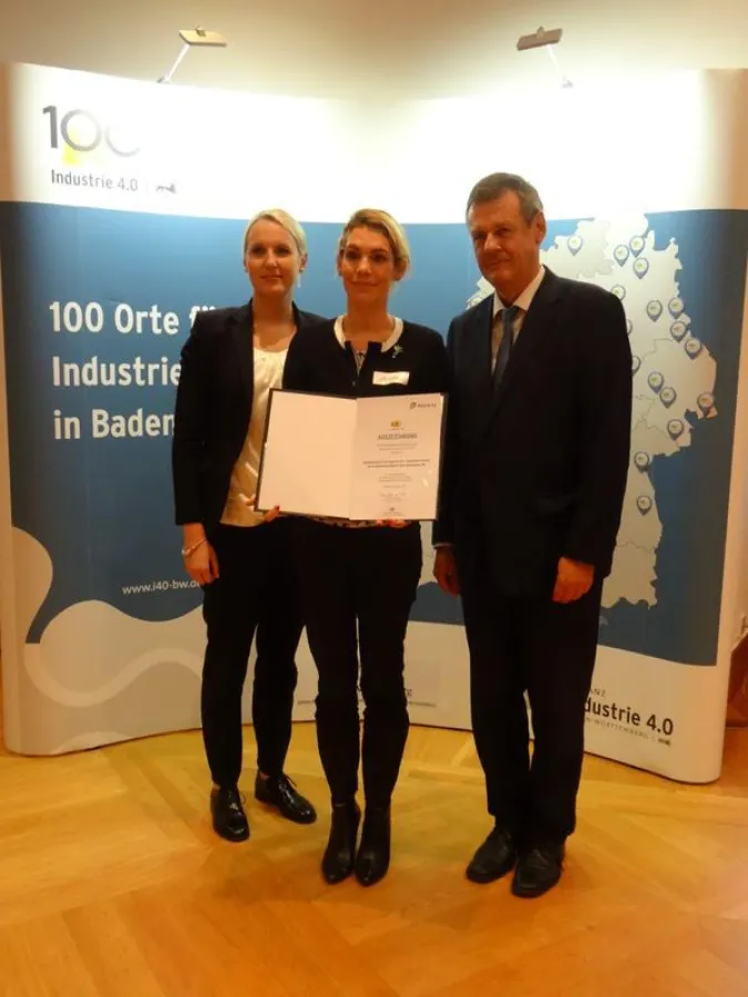 Petra-Foith Förster (mitte),und Susann Kärcher (links) nehmen den Preis von Ministerialdirigent Günther Leßnerkaus entgegen. (Fraunhofer IPA)