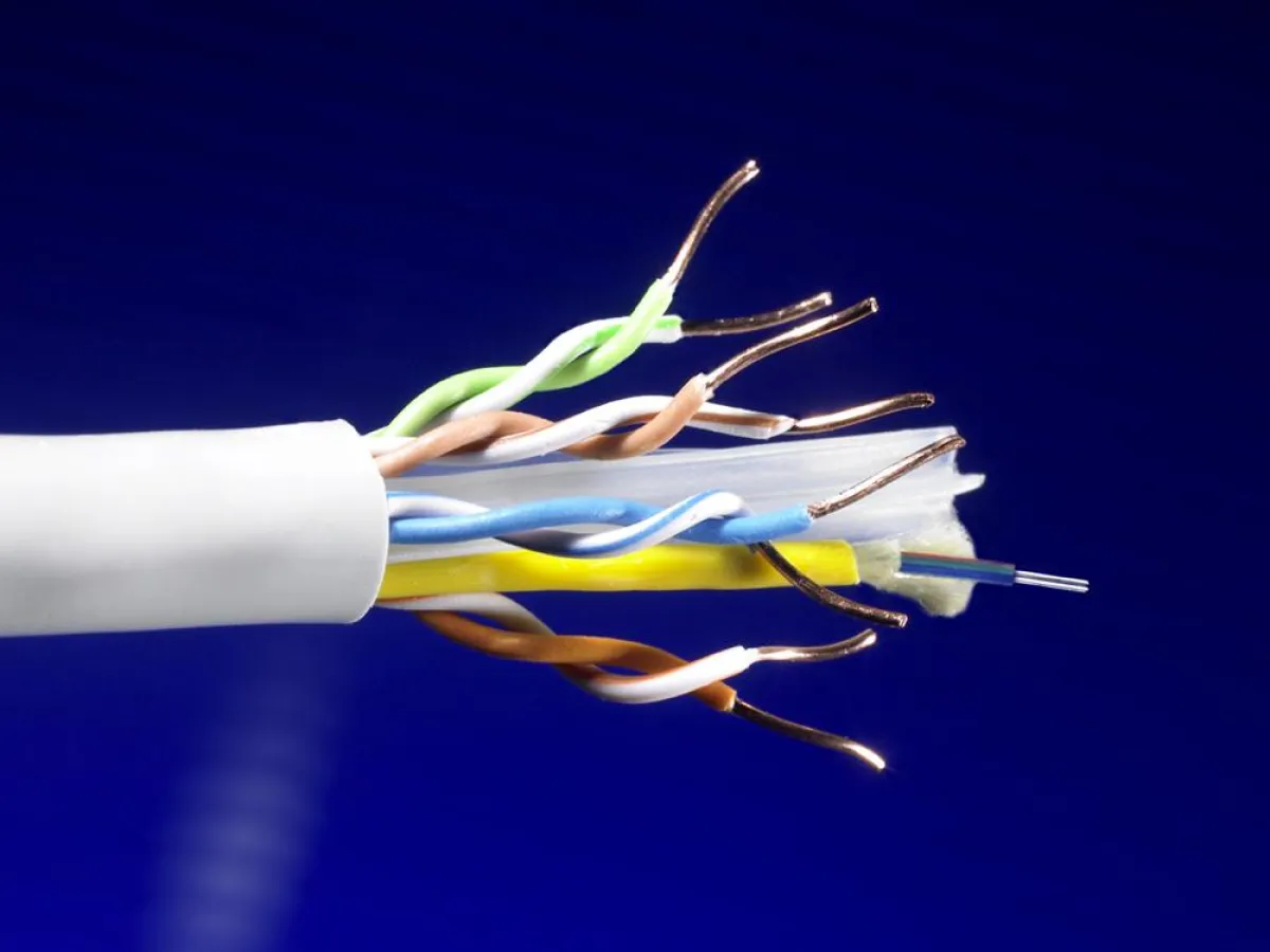 Offenes Cat.6-Hybridkabel – Das zusätzliche Glasfaserkabel ist auf dieser Aufnahme gut an der gelben Farbe zu erkennen (Quelle: Draka Communications)