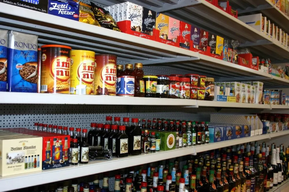 Ein umfangreiches Ostprodukte-Sortiment erwartet die Kunden der Kaufhalle des Ostens.