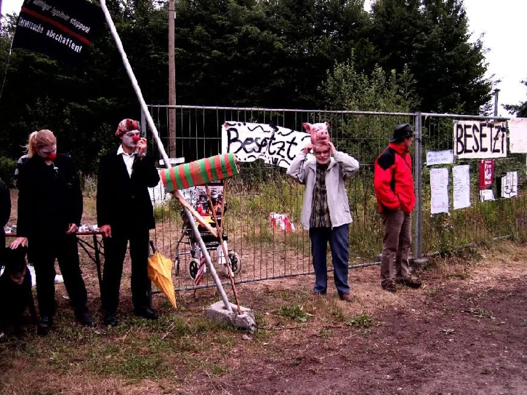 Jung und Alt protestieren gemeinsam gegen den Bau des Tierversuchslabor am Bünteweg in Hannover