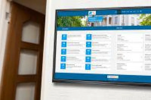 Bild: Digitaler Hausaushang zeigt Serviceinformationen für Mieter auf Displays im Treppenhaus an