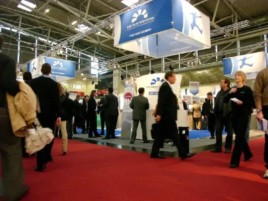 Bild: MUSTERFIRMA mit klimaneutralem Messestand auf dr SYSTEMS