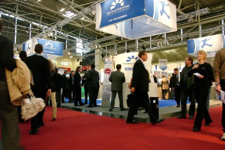 Bild: MUSTERFIRMA mit klimaneutralem Messestand auf dr SYSTEMS