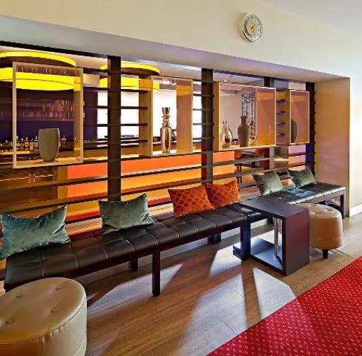 Hotelbar mit Wohlfühlambiente: Andreas Neudahm designt Lifestyle-Bar des Holiday Inn Heidelberg-Walldorf Bild: Hotelbar mit Wohlfühlambiente: Andreas Neudahm designt Lifestyle-Bar des Holiday Inn Heidelberg-Walldorf