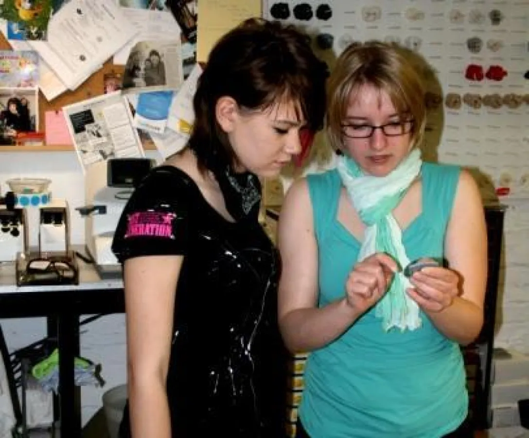 Zukunftstag 2011: Geduldig erklärt das Team der Hoffmann & Ewert GmbH jeden Arbeitsschritt