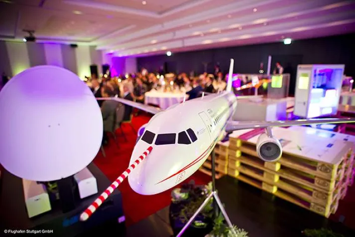 Bild: Quartier Stuttgart verleiht Aviation Award des Flughafens Stuttgart Flügel