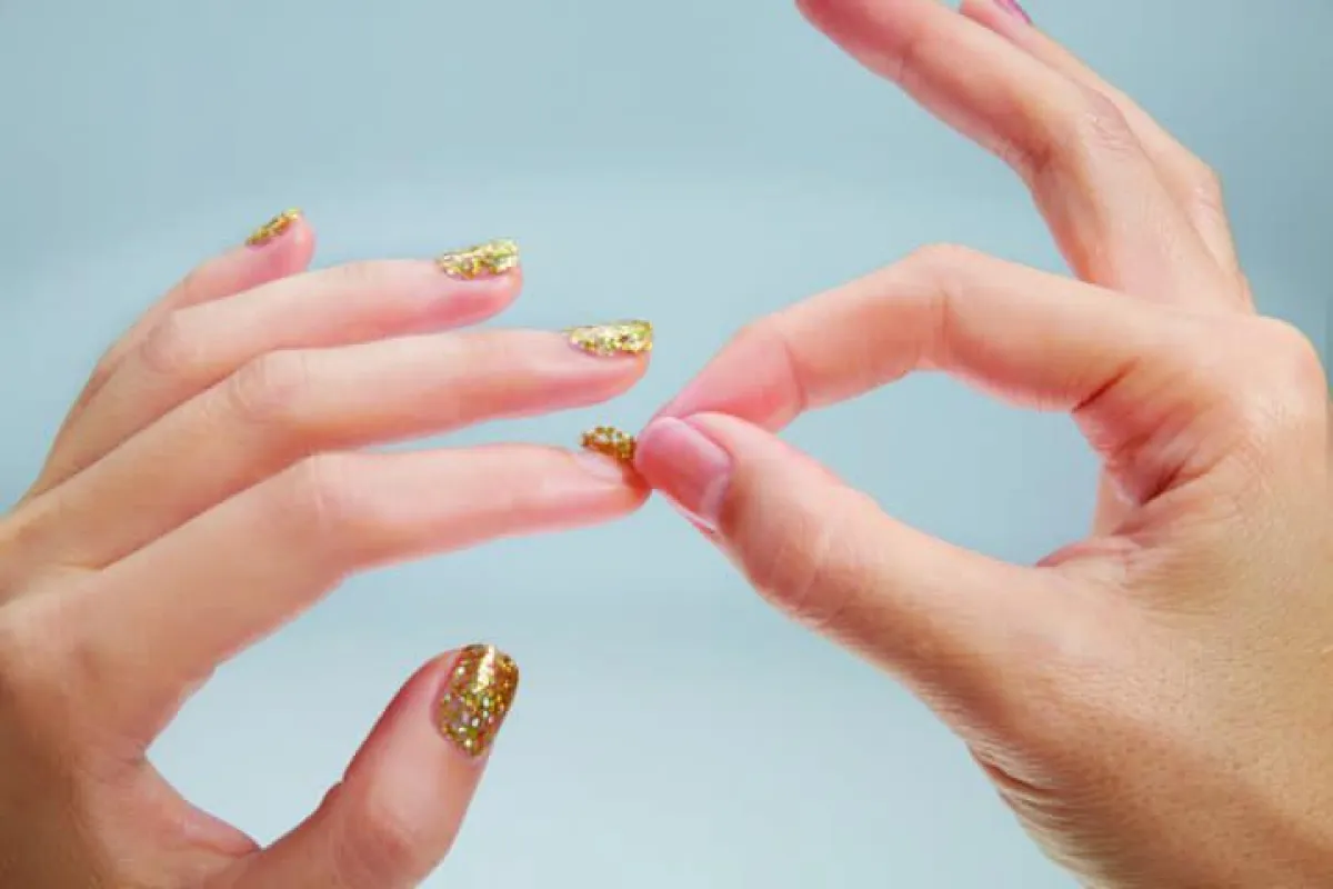 Einfaches Ablösen des Nagellackes in einem Stück