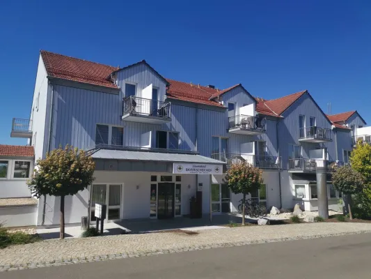 Bild: Ein Lächeln beim Tanken? Urlaubsfreude schon bei der Anreise in den Bayerischen Wald