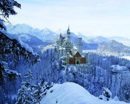 Bild: Zwischen Talabfahrt und Saunagenuss: Beim Allgäuer Winterzauber in Schwangau liegt Abwechslung in der Luft