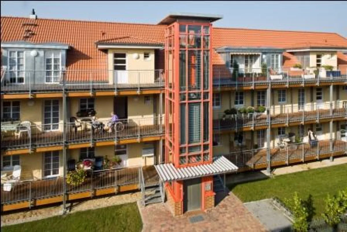 Mit nachrüstbaren Aufzugsanlagen kann kostengünstig ein barrierefreier Zugang geschaffen werden.