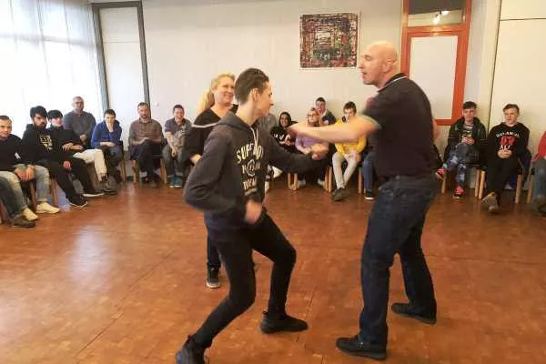 Bild: Prävention aus erster Hand: Die Polizei berät Schüler im Umgang mit Gewalt