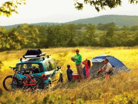 Bild: Sicher und sparsam in den Urlaub - Vor der Urlaubsfahrt im Internet surfen