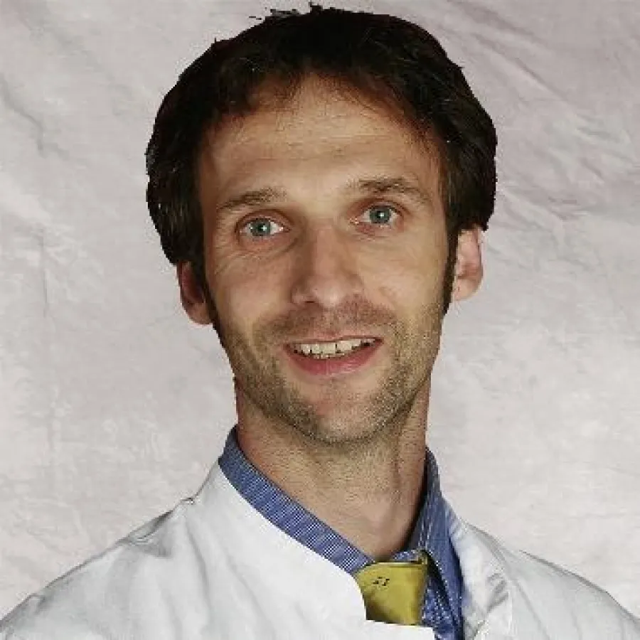 Dr. Stefan Sesar, Oberarzt in der Abteilung für Orthopädische und Traumatologische Rehabilitation der Simssee Klinik Bad Endorf