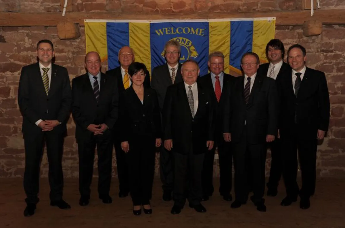 Gründungspräsident Axel Ebbecke (links) und das Vorstandsteam des Lions Club Main-Kinzig Interkontinental