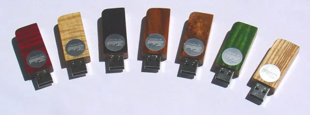 Bild: Designer Holz USB-Sticks in sieben edlen Optiken