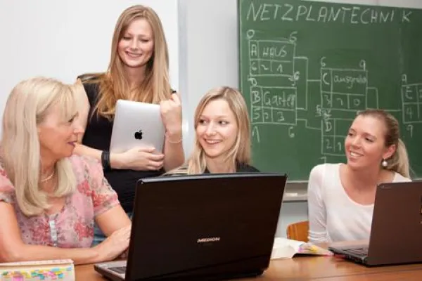 Bild: Neuer Ausbildungsgang für Betriebswirte soll erhöhten Bedarf an Fachpersonal im Gesundheitswesen abdecken