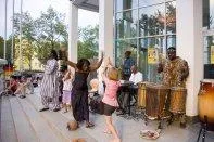 Bild: Großer Andrang bei der African Night der WOHNHEIM GmbH im MitscherlichHaus