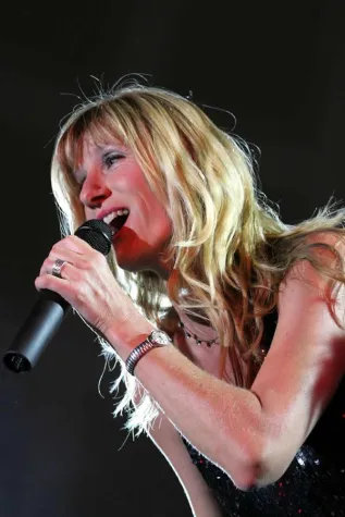 Jazz im Hof 2009 - Landes Jugend Jazz Orchester Hessen mit Jazzsängerin Elke Diepenbeck Bild: Jazz im Hof 2009 - Landes Jugend Jazz Orchester Hessen mit Jazzsängerin Elke Diepenbeck