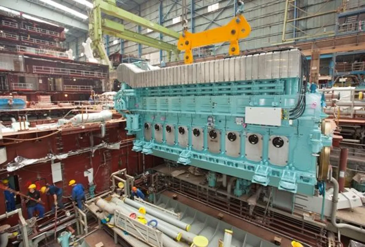 Einbau eines Motors in den Maschinenraum von AIDAmar