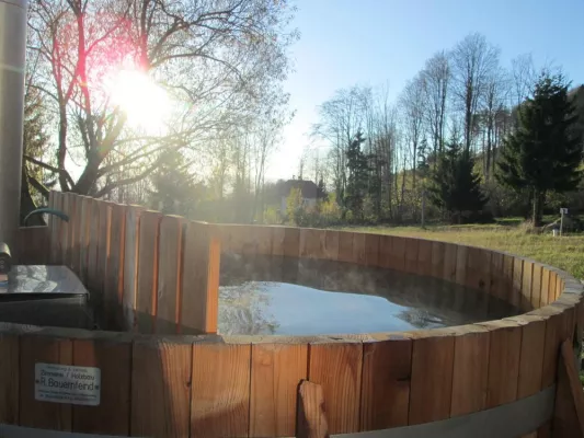Bild: Viel mehr als ein Spaßevent: Der urige Badezuber am Naturweiher auf der GutsAlm Harlachberg