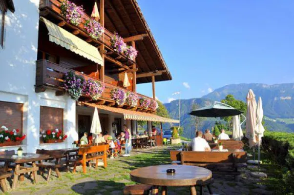 Bild: Pension / Gasthaus „Hatzis“ mit herrlichem Ausblick auf die Dolomiten