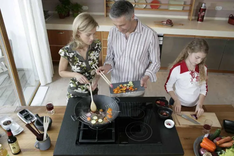 Bild: Oranier Küchentechnik: Wok und Teppan Yaki - Fernöstliche Kochkunst hält Einzug in deutsche Küchen