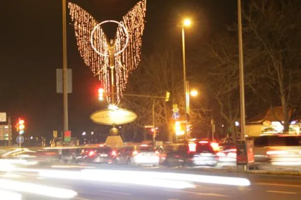 Bild: Dichter Verkehr: Besucher fluten die Innenstädte