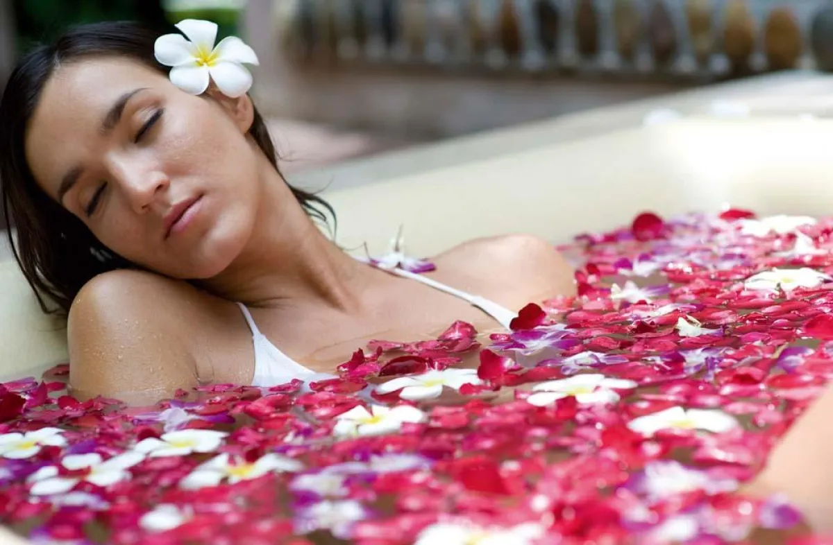 Wellness at home: Mit den richtigen Zutaten wird ein Entspannungsbad daheim zur ganzheitlichen SPA-Erfahrung.