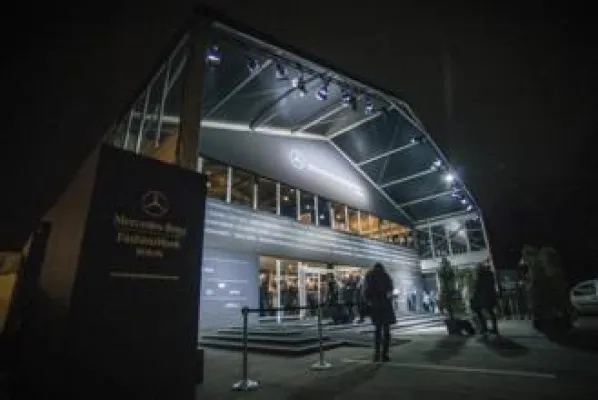 Temporäre Metamorphose Straße des 17. Juni verwandelte sich durch Losberger Fashionzelt in Laufsteg Bild: Temporäre Metamorphose Straße des 17. Juni verwandelte sich durch Losberger Fashionzelt in Laufsteg