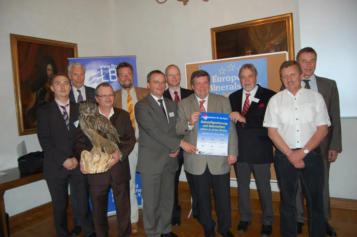 Gemeinsam werden künftig fränkische Vertreter der Rohstoffindustrie und der LBV aktiven Umweltschutz betreiben.