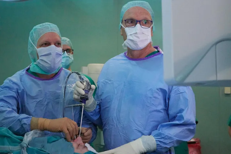 Bild: Modernste Operationstechnik in der Hypophysenchirurgie am Universitätsklinikum Regensburg (UKR)