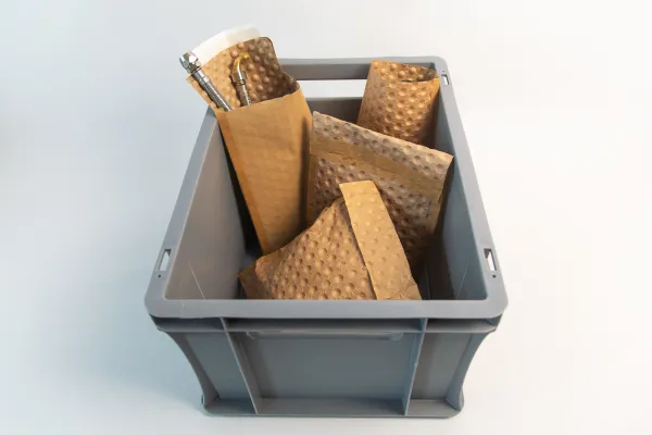 Bild: Kunststofffrei und effizient: ROSSMANN setzt im neuen E-Commerce Lager auf Verpackungen von PAPAIR