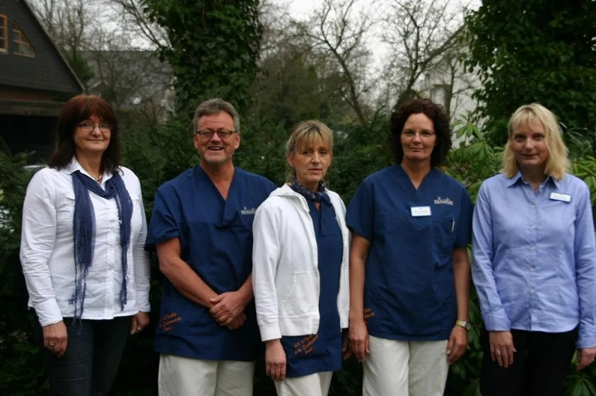 Die Einrichtungsleiterinnen freuen sich gemeinsam mit den Pflegedienstleitungen über die erzielten Ergebnisse.