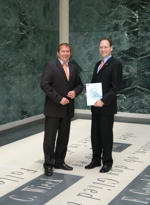 Übergabe des ILN-Antrages - von links: Hr. Hohlfeld (ALVARA) und Hr. Hammer (GS1 Germany)
